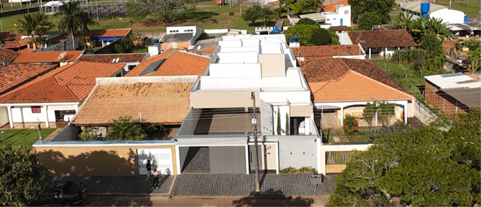 Filmagem com drone de casa de alto padrão em Araguari MG feita pela AERIALS