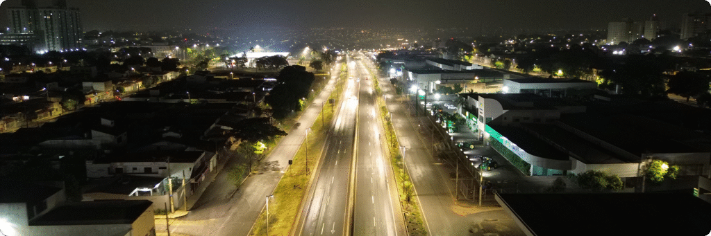 Time-lapse de avenida captado com drone